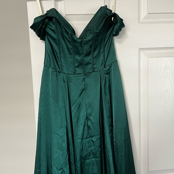 Elegant Green Evening Gown - Picture 3 of 6